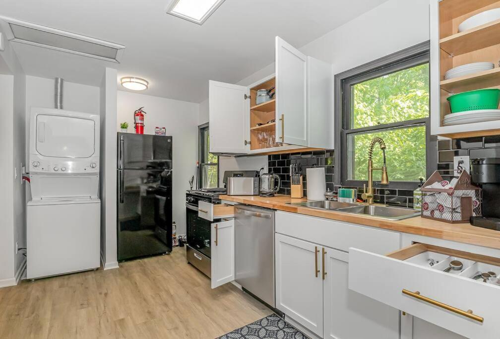 Black Cabin Getaway In Woods I Valpo 반 뷰렌 외부 사진
